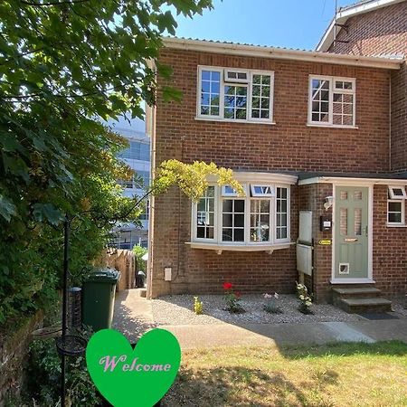 Redhill Town Centre 3 Bed House Near Gatwick Airport, Easy Commute To London Appartement Buitenkant foto