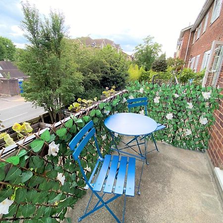 Redhill Town Centre 3 Bed House Near Gatwick Airport, Easy Commute To London Appartement Buitenkant foto