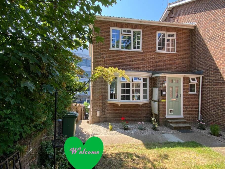 Redhill Town Centre 3 Bed House Near Gatwick Airport, Easy Commute To London Appartement Buitenkant foto