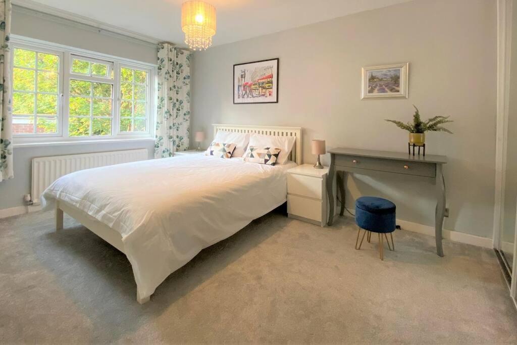 Redhill Town Centre 3 Bed House Near Gatwick Airport, Easy Commute To London Appartement Buitenkant foto
