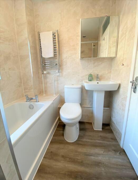 Redhill Town Centre 3 Bed House Near Gatwick Airport, Easy Commute To London Appartement Buitenkant foto