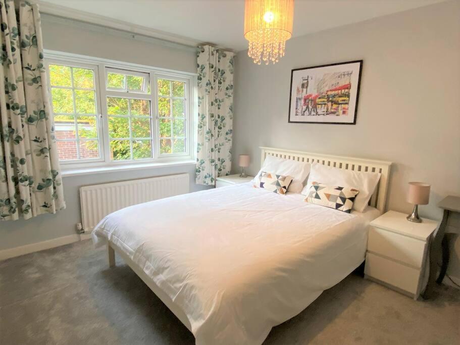Redhill Town Centre 3 Bed House Near Gatwick Airport, Easy Commute To London Appartement Buitenkant foto