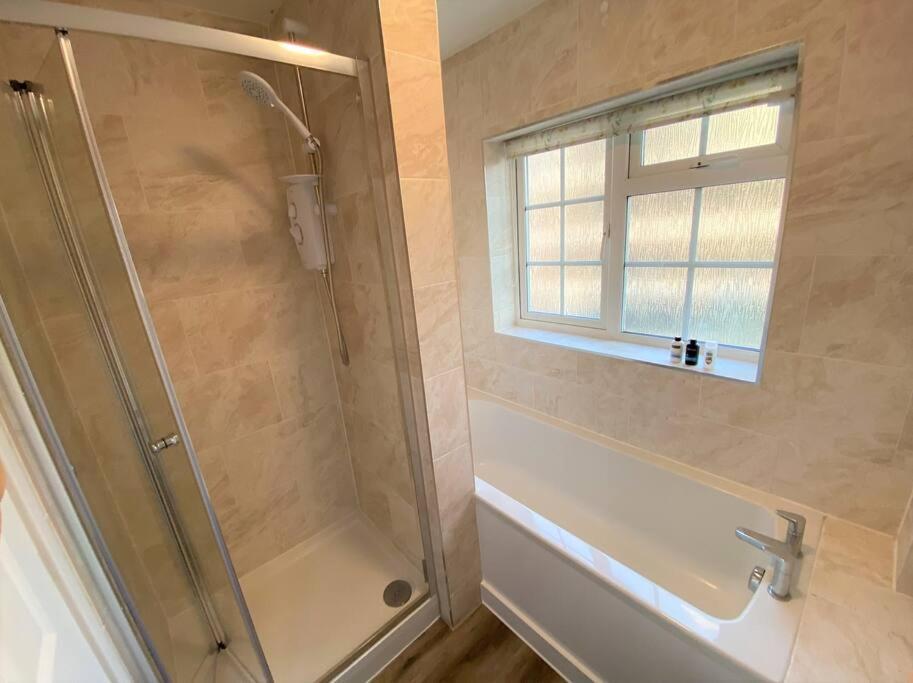 Redhill Town Centre 3 Bed House Near Gatwick Airport, Easy Commute To London Appartement Buitenkant foto