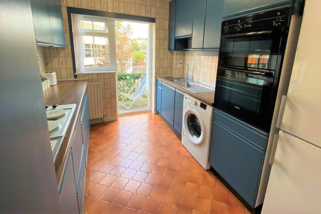 Redhill Town Centre 3 Bed House Near Gatwick Airport, Easy Commute To London Appartement Buitenkant foto