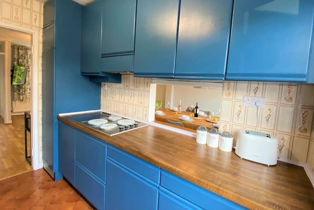 Redhill Town Centre 3 Bed House Near Gatwick Airport, Easy Commute To London Appartement Buitenkant foto