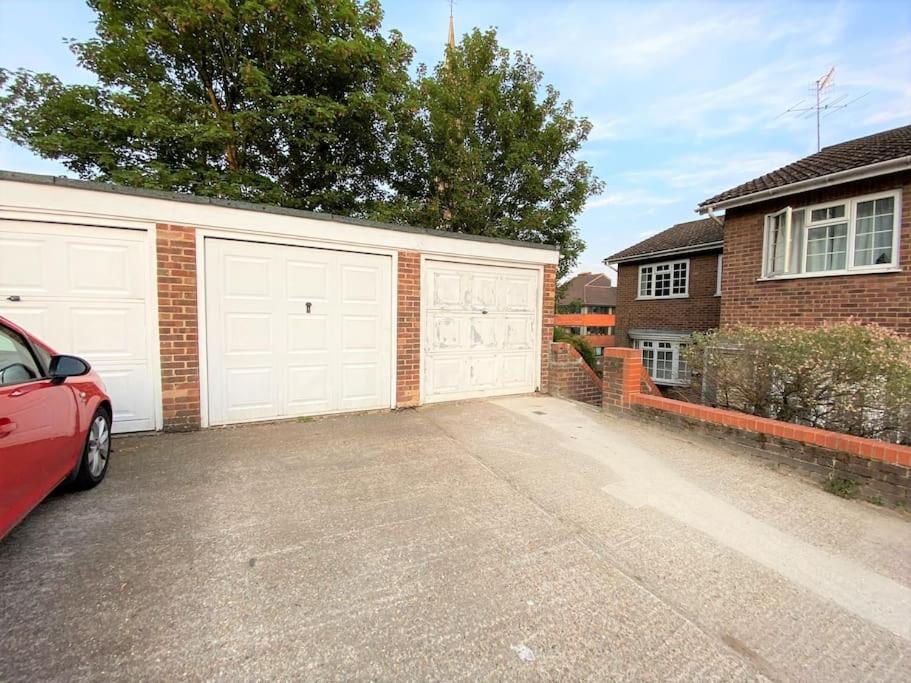 Redhill Town Centre 3 Bed House Near Gatwick Airport, Easy Commute To London Appartement Buitenkant foto