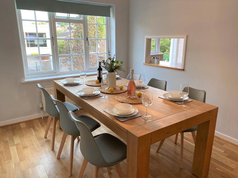 Redhill Town Centre 3 Bed House Near Gatwick Airport, Easy Commute To London Appartement Buitenkant foto