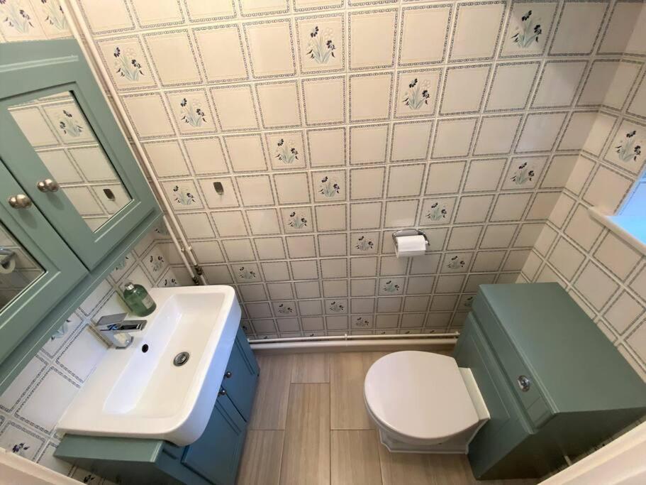 Redhill Town Centre 3 Bed House Near Gatwick Airport, Easy Commute To London Appartement Buitenkant foto