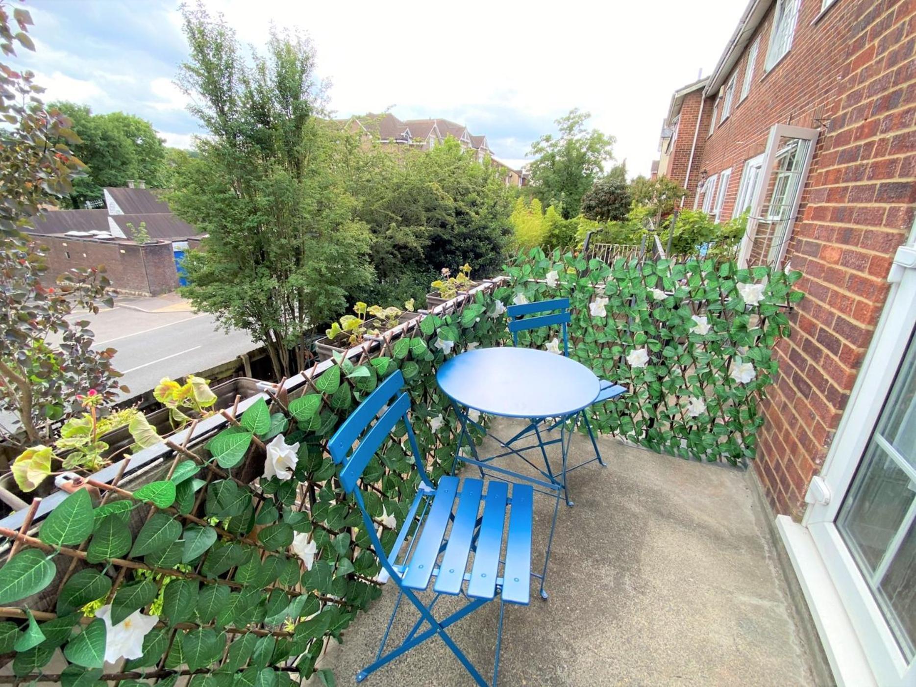 Redhill Town Centre 3 Bed House Near Gatwick Airport, Easy Commute To London Appartement Buitenkant foto