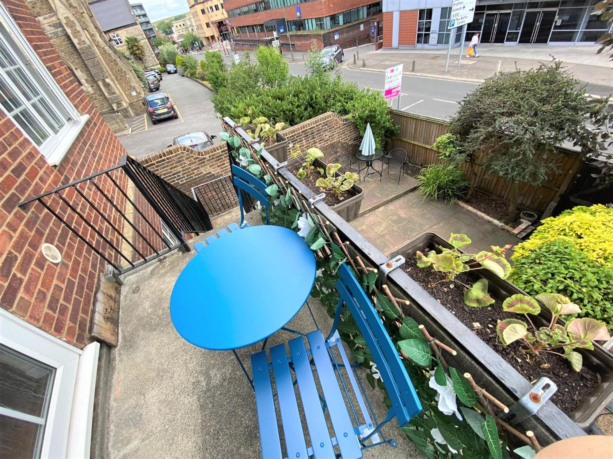 Redhill Town Centre 3 Bed House Near Gatwick Airport, Easy Commute To London Appartement Buitenkant foto